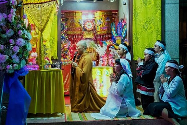 Đạo diễn Aaron Toronto trải lòng về phong tục ma chay của Việt Nam  trong phim 