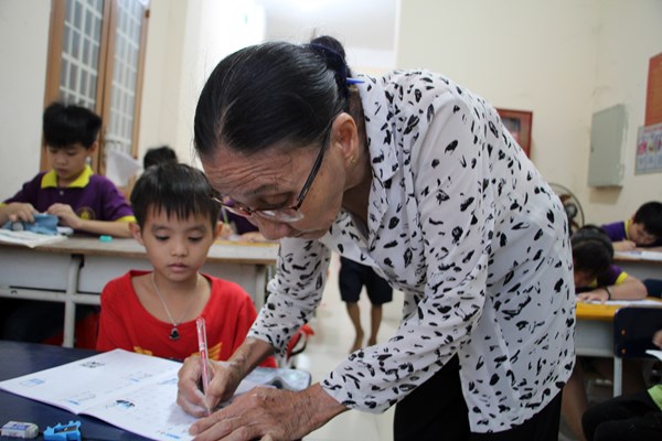 Bà giáo miệt mài gieo con chữ - Anh 2