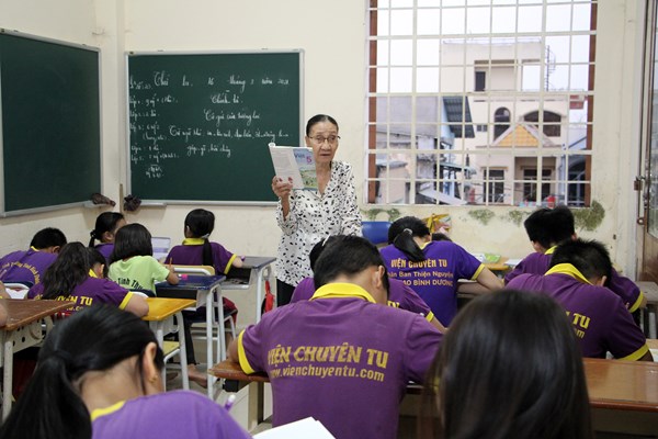 Bà giáo miệt mài gieo con chữ - Anh 1