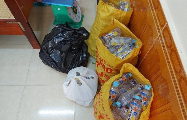Điều tra nhóm phát nước miễn phí trước cổng trường khiến học sinh đau bụng - Anh 2