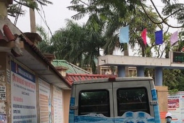 Điều tra nhóm phát nước miễn phí trước cổng trường khiến học sinh đau bụng - Anh 1