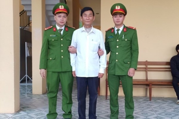 Bắt hai đối tượng làm giả bằng khen, huân, huy chương... - Anh 1