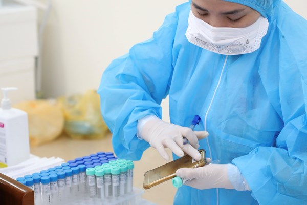 Xét nghiệm Covid-19 cho các phóng viên tác nghiệp tại Kỳ họp thứ 11, Quốc hội khoá XIV - Anh 3