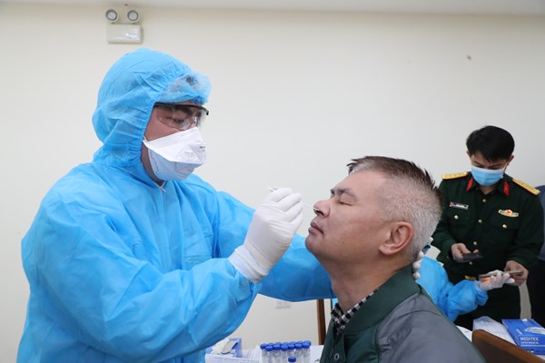 Xét nghiệm Covid-19 cho các phóng viên tác nghiệp tại Kỳ họp thứ 11, Quốc hội khoá XIV - Anh 4