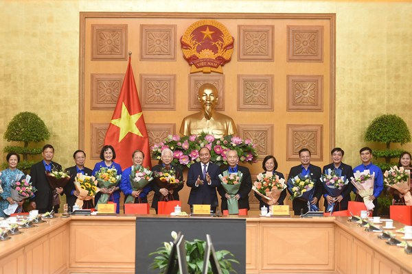 Thủ tướng gặp gỡ cán bộ Đoàn các thời kỳ và cán bộ Đoàn tiêu biểu nhận giải thưởng Lý Tự Trọng - Anh 2