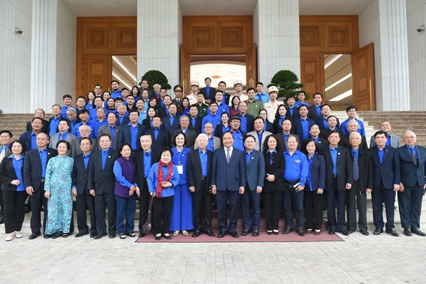 Thủ tướng gặp gỡ cán bộ Đoàn các thời kỳ và cán bộ Đoàn tiêu biểu nhận giải thưởng Lý Tự Trọng - Anh 3