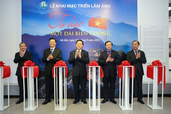 Khai mạc triển lãm ảnh “Tự hào một dải biên cương” - Anh 1