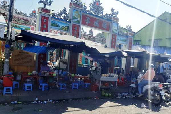 Hàng rong bủa vây di tích LSVH đình Phước Thạnh - Anh 1