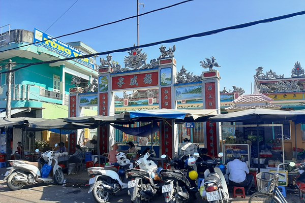 Hàng rong bủa vây di tích LSVH đình Phước Thạnh - Anh 2