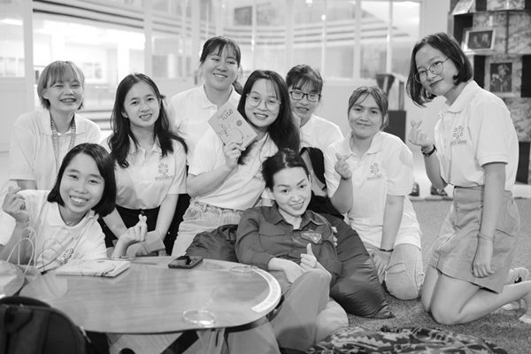 Tác giả Tin vào điều tử tế giao lưu với các bạn trẻ - Anh 1