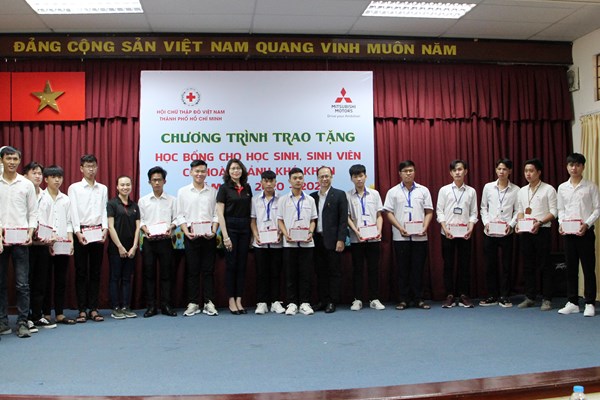 Trao học bổng cho học sinh, sinh viên hoàn cảnh khó khăn - Anh 2