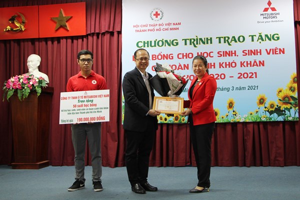Trao học bổng cho học sinh, sinh viên hoàn cảnh khó khăn - Anh 1