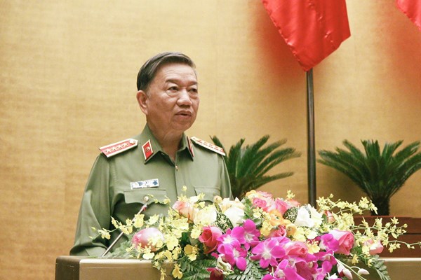 Củng cố quốc phòng, bảo vệ vững chắc Tổ quốc là nhiệm vụ trọng yếu, thường xuyên - Anh 2