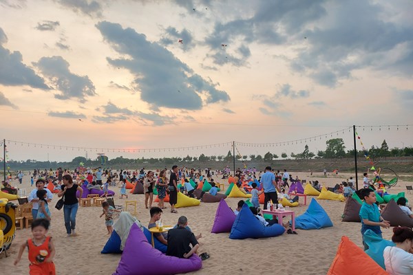 “Bãi biển” thu nhỏ giữa lòng phố núi - Anh 1