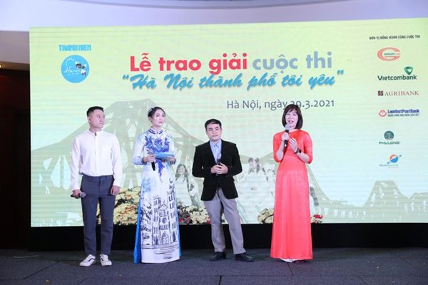 Hơn 1.000 tác phẩm viết về 