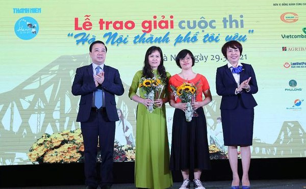 Hơn 1.000 tác phẩm viết về 