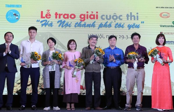 Hơn 1.000 tác phẩm viết về 