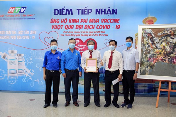Vinasun Taxi quyên góp gần 2.000 liều vaccine phòng Covid-19 - Anh 1