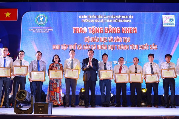 Trường ĐH Luật TP.HCM kỷ niệm 45 năm ngày truyền thống - Anh 2