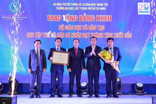 Trường ĐH Luật TP.HCM kỷ niệm 45 năm ngày truyền thống - Anh 1