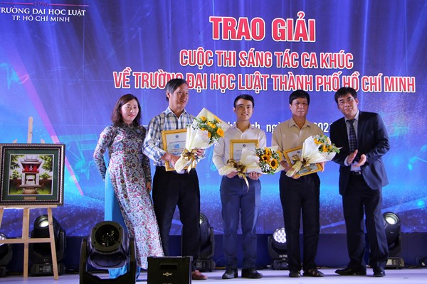 Trường ĐH Luật TP.HCM kỷ niệm 45 năm ngày truyền thống - Anh 3