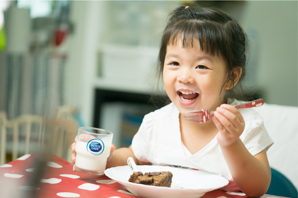Cô gái Hà Lan  mách mẹ về lợi ích bất ngờ nhờ uống sữa tươi trong bữa sáng cho bé - Anh 1