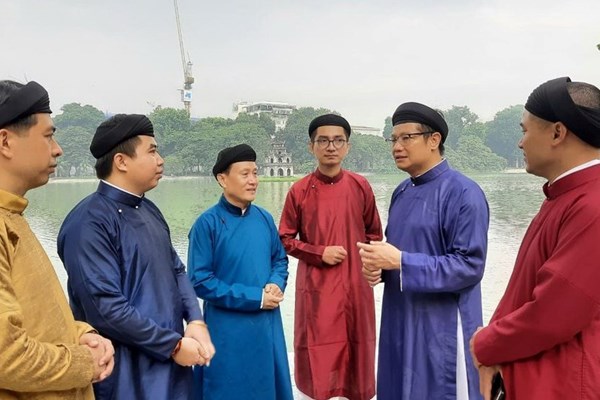Áo dài nam đang từng bước được... “giải oan” - Anh 1