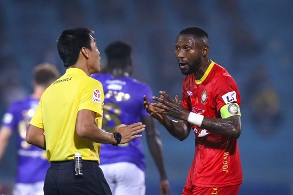 V.League dấy lên nỗi lo vì lối đá bạo lực - Anh 1
