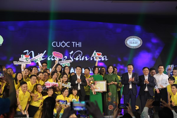 Trao giải cuộc thi: “Nét đẹp Văn hóa ngành Ngân hàng” - Anh 8