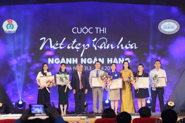 Trao giải cuộc thi: “Nét đẹp Văn hóa ngành Ngân hàng” - Anh 12
