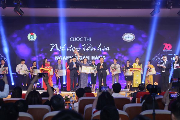 Trao giải cuộc thi: “Nét đẹp Văn hóa ngành Ngân hàng” - Anh 11