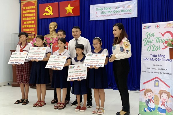 TP.HCM: Hỗ trợ học sinh, sinh viên có hoàn cảnh khó khăn tại Cần Giờ - Anh 1