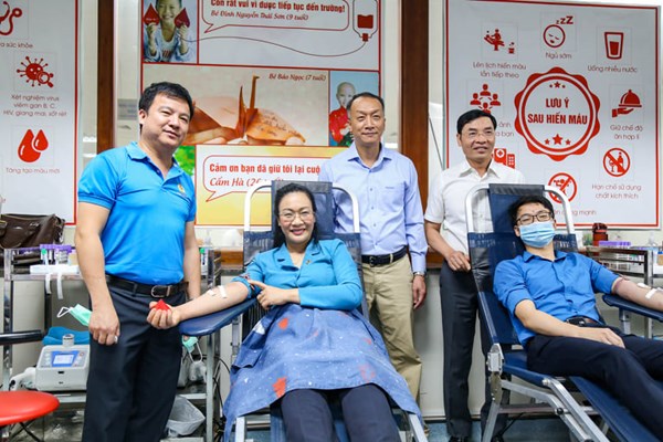 Ngoài khám chữa bệnh, y bác sĩ sẵn sàng hiến máu khi cần - Anh 1