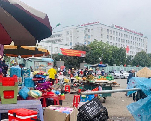 Nhếch nhác trước Bệnh viện Hữu nghị Đa khoa Nghệ An - Anh 1