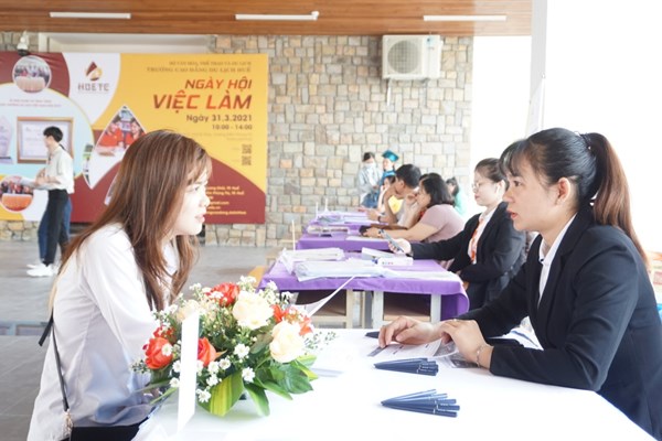 “Săn” lao động ngay tại lễ tốt nghiệp - Anh 1
