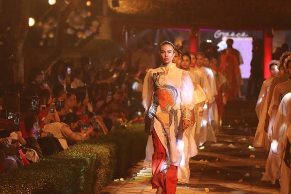 Tôn vinh Áo dài của chúng ta - Anh 1