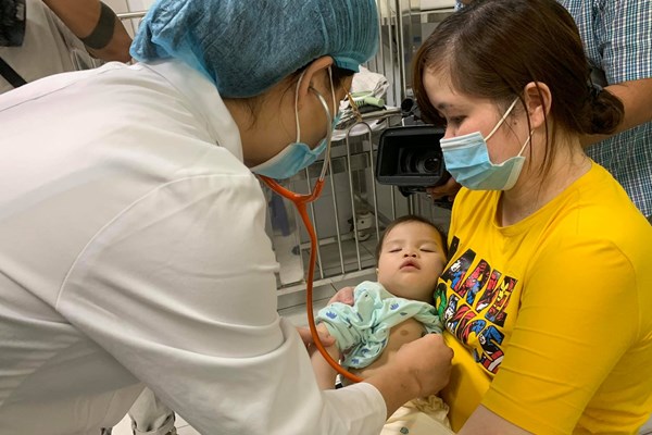 Số ca mắc tay chân miệng tại Bệnh viện Nhi Trung ương tăng 6 lần - Anh 1