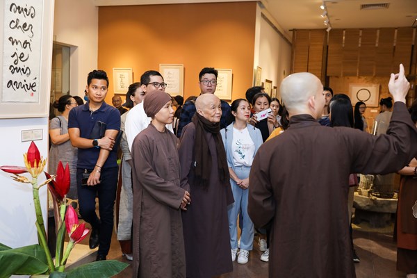 Triển lãm thư pháp và sách của Thiền sư Thích Nhất Hạnh - Anh 1