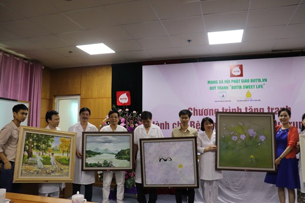 Không gian tranh đầy sức sống tại các bệnh viện - Anh 2