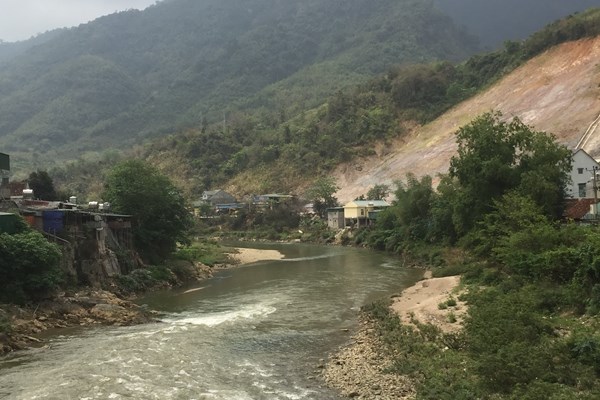 Nhà dân, trường học chênh vênh bên bờ Nậm Mộ - Anh 2