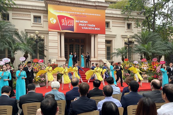 Mỗi cuốn sách là một bức tranh kì diệu về cuộc sống - Anh 3