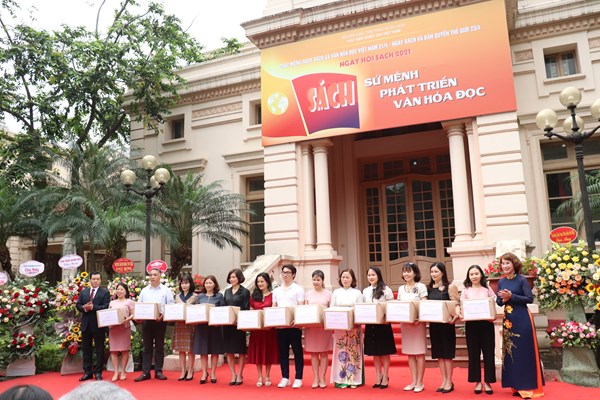 Mỗi cuốn sách là một bức tranh kì diệu về cuộc sống - Anh 6