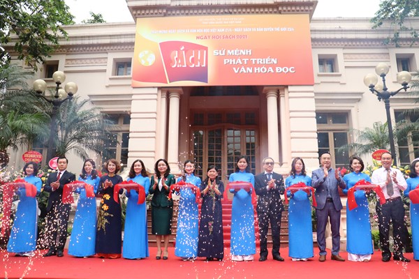 Mỗi cuốn sách là một bức tranh kì diệu về cuộc sống - Anh 1