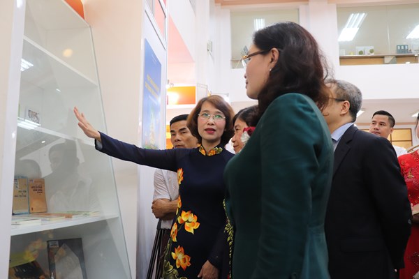 Mỗi cuốn sách là một bức tranh kì diệu về cuộc sống - Anh 2