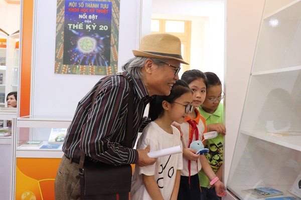 Mỗi cuốn sách là một bức tranh kì diệu về cuộc sống - Anh 5