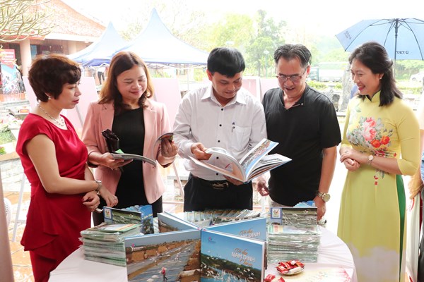 “Chiếu chèo Nam” quyến rũ ở Làng Văn hóa- Du lịch các dân tộc Việt  Nam - Anh 1