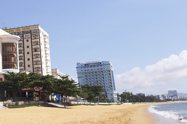 Di dời khách sạn ven biển Quy Nhơn: Còn vướng quy định về đất đai - Anh 1