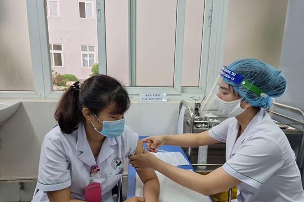 Những câu hỏi khi áp dụng “hộ chiếu vắcxin” - Anh 1