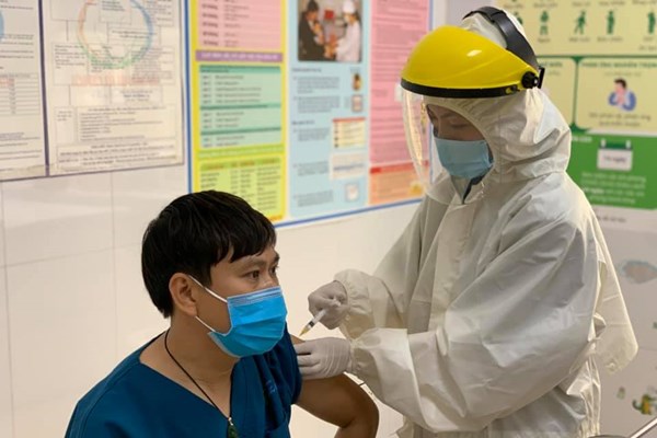 Sử dụng triệt để vắc xin Covid-19 nhập khẩu về - Anh 1