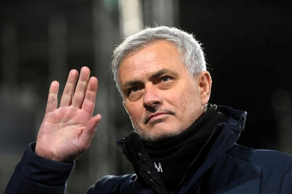 HLV Mourinho bị Tottenham sa thải - Anh 1